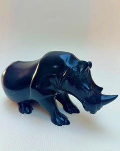 Rhinocéros Représentation d'un rhinocéros en matériau noir, stylisé et poli.