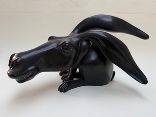 Lapâne Noir Sculpture en résine noir représentant Mixte entre un lapin et un âne