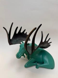 Orignal turquoise Deux figurines de cerfs en plastique, une verte et une avec des bois noirs.