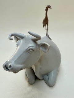 Ma Normandie - la vache et le héron Sculpture d'une vache grise avec une tige représentant un oiseau en metal.