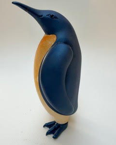 Pingouin Pinguin stylisé en plastique aux couleurs bleu et crème.