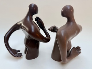 Hommes discutant Deux sculptures abstraites représentant des figures humaines en posture conversationnelle.