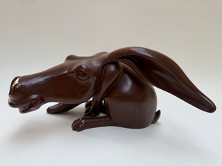 Lapâne Marron Sculpture en résine Marron représentant Mixte entre un lapin et un âne