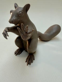 Ecureuil Une sculpture en argile représentant un écureuil en position gracieuse.
