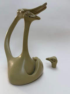 Autruche beige Sculpture de deux oiseaux stylisés en céramique, l'un plus grand que l'autre.