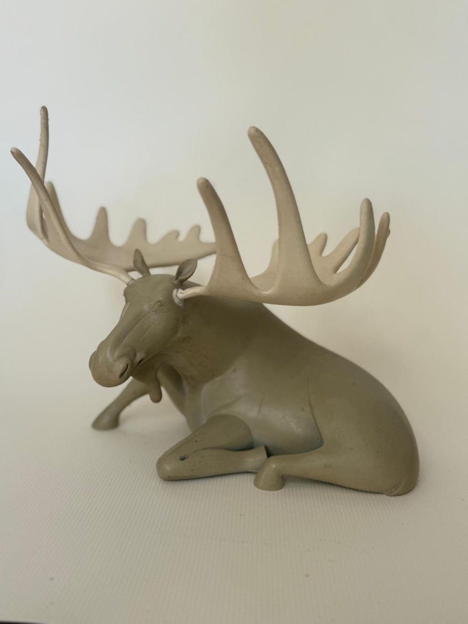Orignal beige Élan en résine de couleur beige, allongé avec des cornes majestueuses.