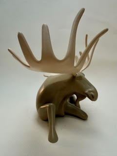 Orignal beige Sculpture d'élan stylisé en résine beige avec de grandes cornes.