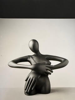 Dame 2 Sculpture abstraite représentant une figure humaine stylisée en noir.