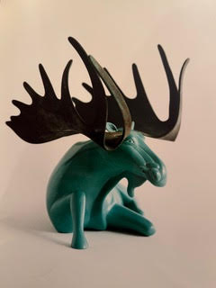 Orignal turquoise Sculpture d'une tête de orignal en turquoise avec des bois en métal.