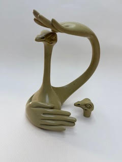 Autruche beige Vase en forme de cygne avec un petit cygne à côté, en céramique beige.