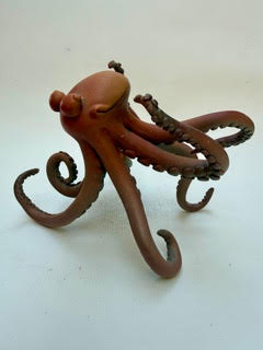 Poulpe Poulpe orange avec de longs bras enroulés.
